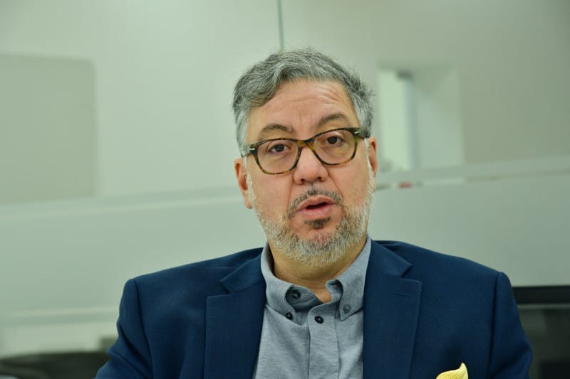 Boris Muñoz advierte sobre la dependencia humana en IA generativa