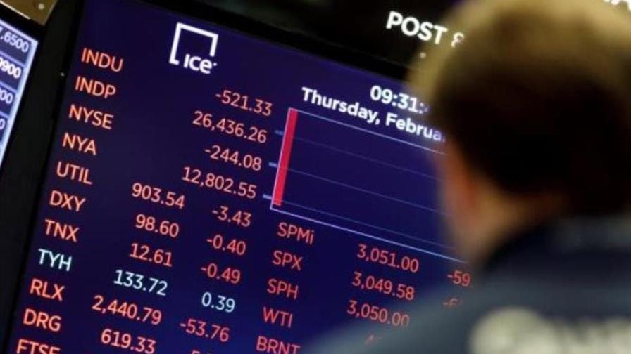Wall Street retrocede ante incertidumbre laboral y desencanto tecnológico
