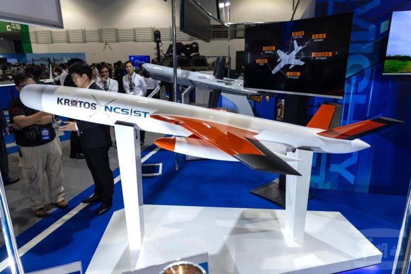 Taiwán exhibe dron supersónico Chien Feng IV en feria de defensa