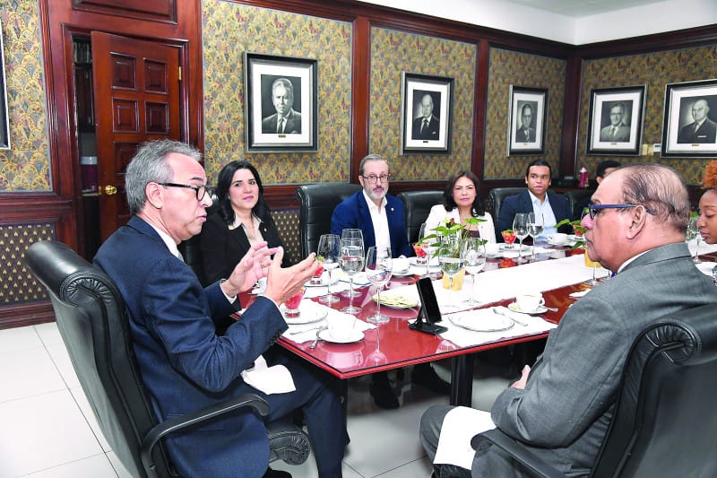 Jóvenes dominicanos optan por carreras STEM: 60% de becas en tecnología