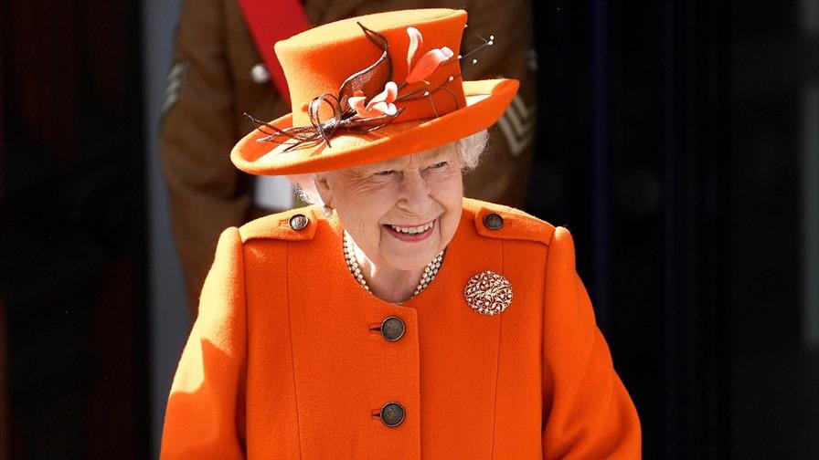 La reina Isabel II resurge como meme viral en redes sociales con videos generados por IA