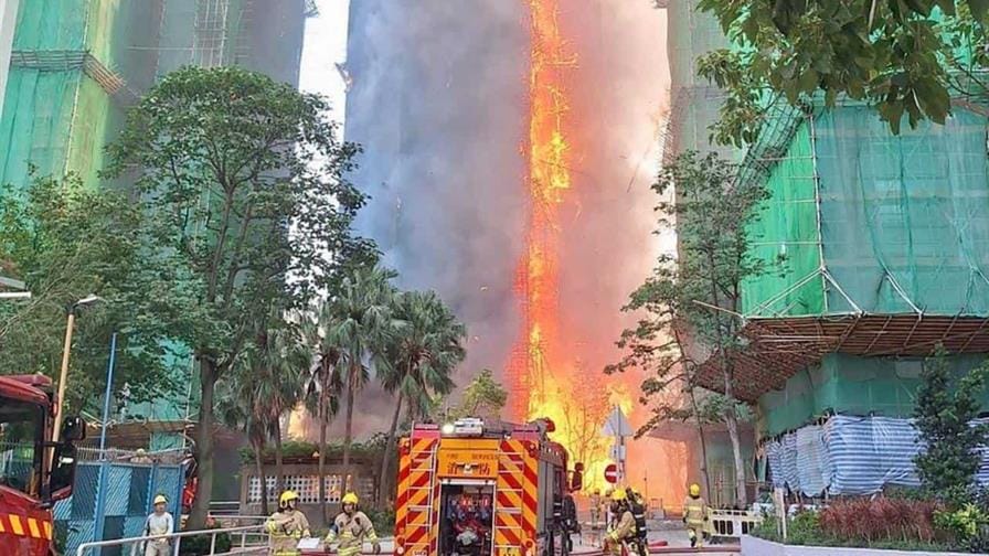 Sube a 36 el número de fallecidos en el incendio en Hong Kong, "gradualmente bajo control"